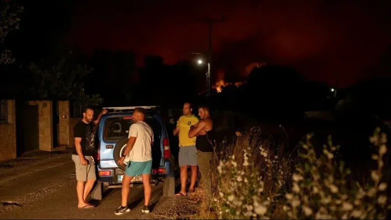 Πυρκαγιά γειτονιάς: Εκκενώθηκαν 9 χωριά